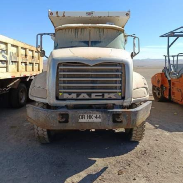 CAMIÓN MACK GU813 GRANITE 8 X 4